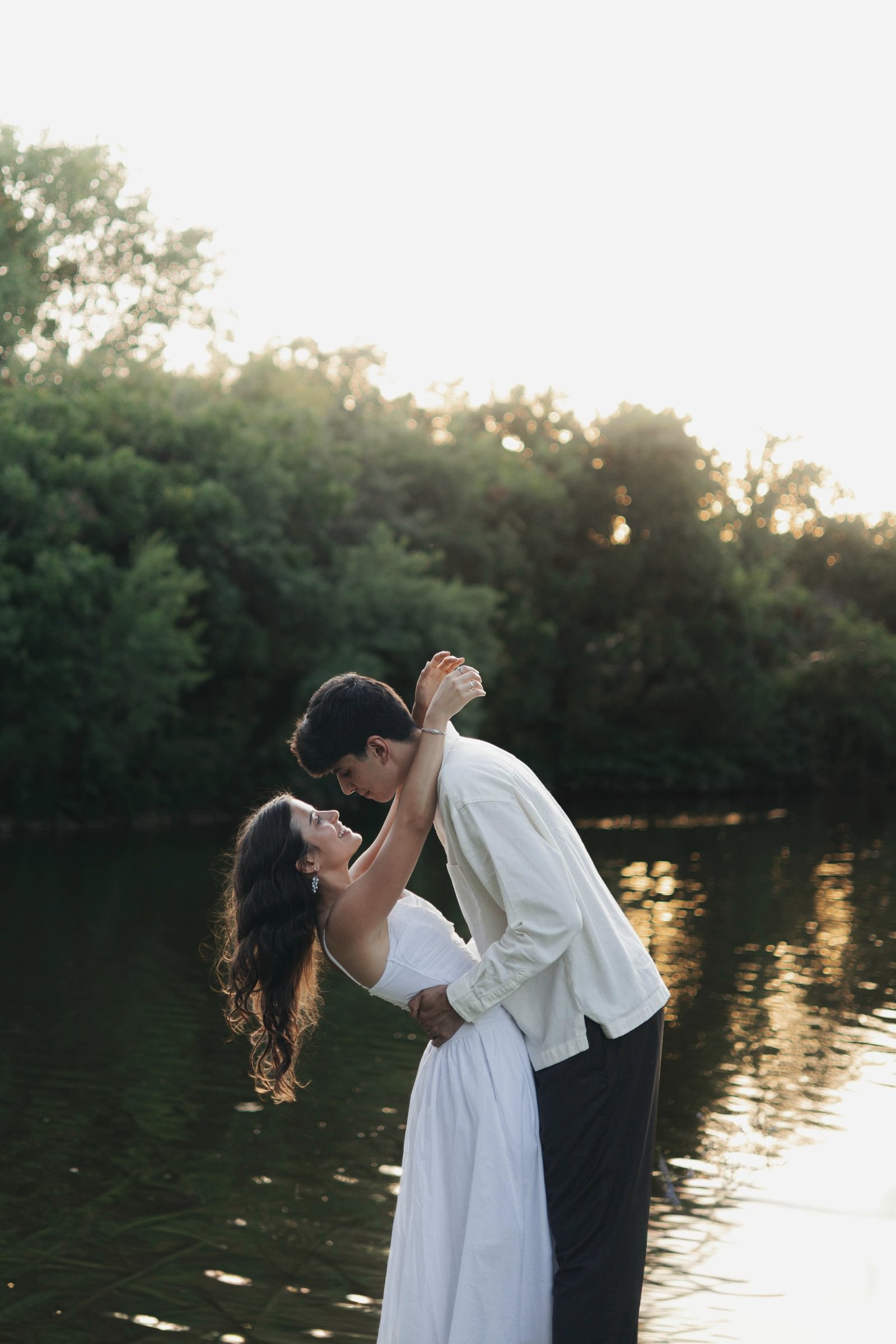 Ana e Bruno juntos ao pôr do sol